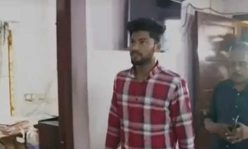 തൊടുപുഴയിൽ പ്രണയാഭ്യർത്ഥന നിരസിച്ചതിന് പെൺകുട്ടിയുടെ കഴുത്തിൽ കത്തിവെച്ച് ഭീഷണിപ്പെടുത്തി