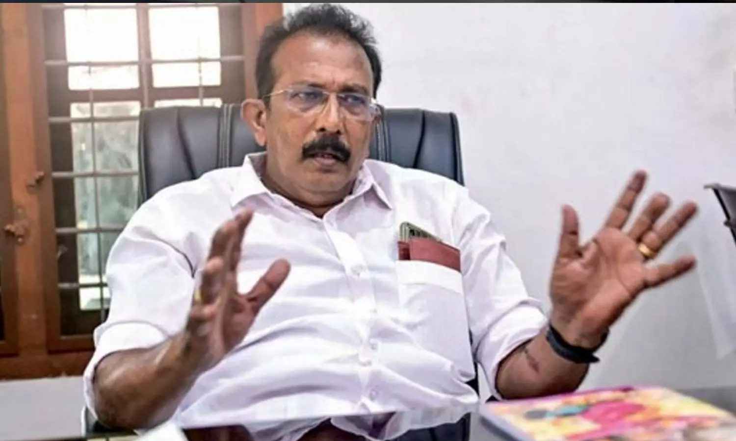 നന്ദകുമാറിന്റെ അമ്മയാണ് എന്ന് ഇ. പി ജയരാജൻ അറിഞ്ഞിരുന്നില്ല: എം.ബി മുരളീധരൻ നന്ദകുമാറിന്റെ അമ്മയാണ് എന്ന് ഇ. പി ജയരാജൻ അറിഞ്ഞിരുന്നില്ല: എം.ബി മുരളീധരൻ