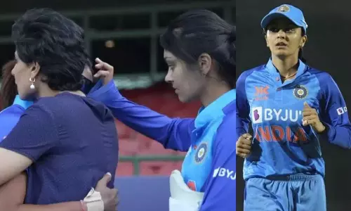 HarmanpreetKaurandHarleenDeol, AnjumChopraconsolesHarmanpreetKaur