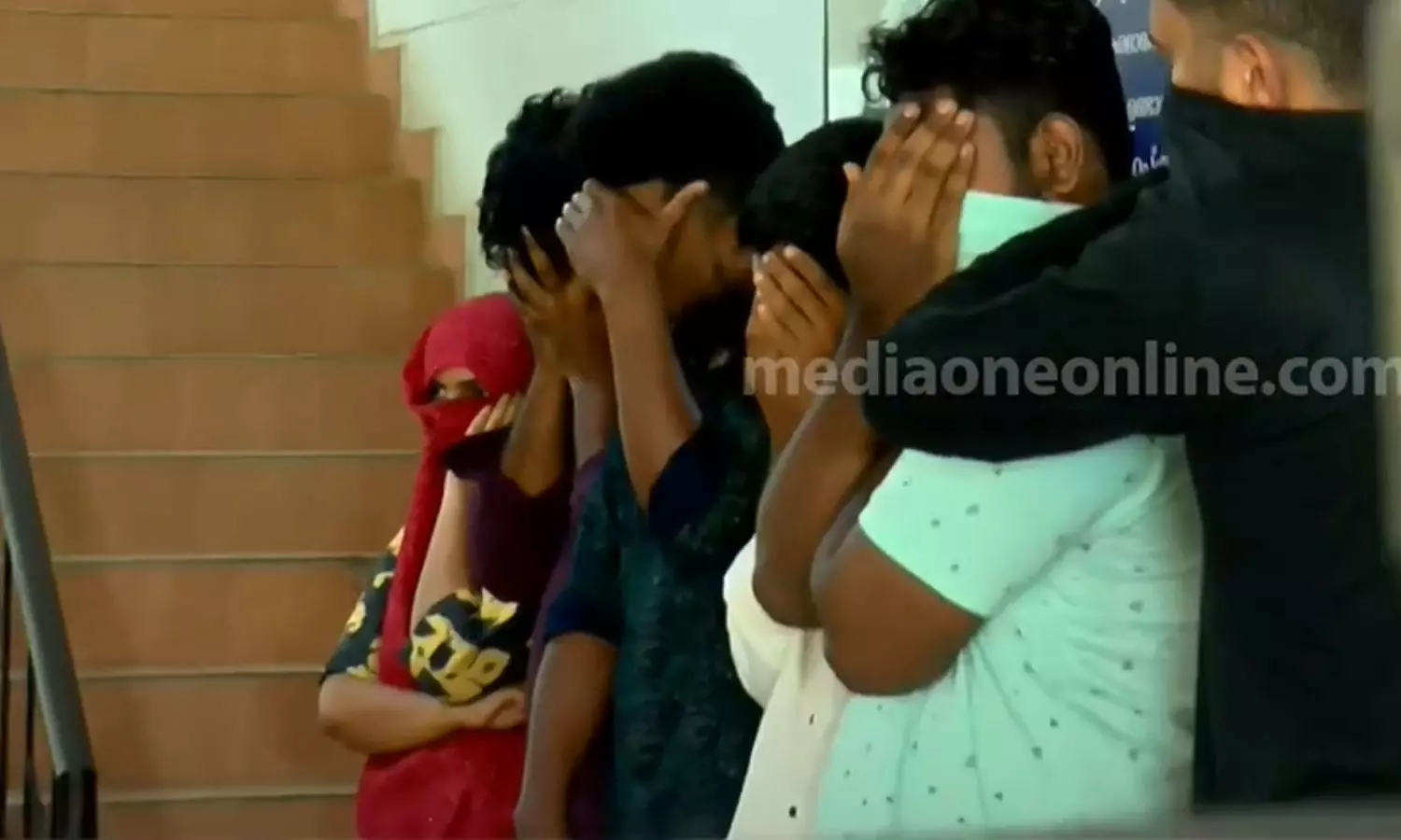 പ്രവാസിയെ തട്ടിക്കൊണ്ടുപോയി സ്വർണവും പണവും കവര്‍ന്നു; യുവതിയടക്കം ആറുപേര്‍ അറസ്റ്റില്‍