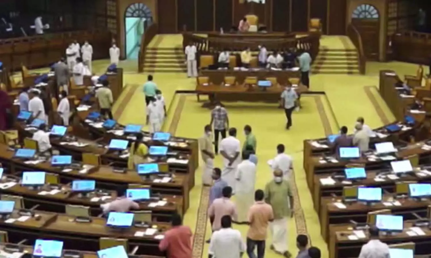 കറുപ്പണിഞ്ഞ് കുഴൽനാടനും ഷാഫിയും; സഭയിൽ പ്രതിപക്ഷ പ്രതിഷേധം