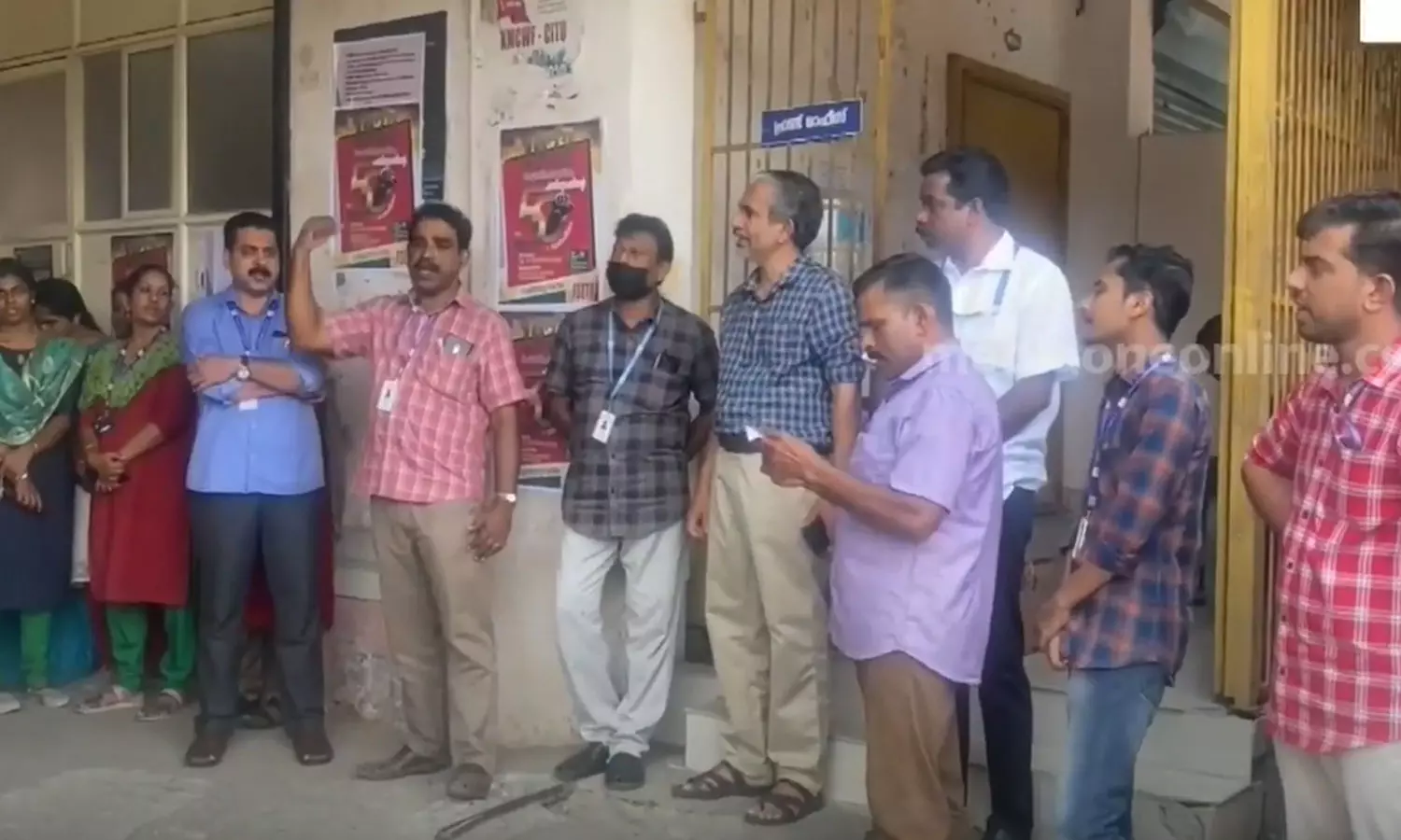 അനധികൃത മത്സ്യ വില്പന; നടപടിയെടുത്ത ഉദ്യോഗസ്ഥർക്ക് വധഭീഷണി, പൊലീസ് കേസെടുത്തു അനധികൃത മത്സ്യ വില്പന; നടപടിയെടുത്ത ഉദ്യോഗസ്ഥർക്ക് വധഭീഷണി, പൊലീസ് കേസെടുത്തു