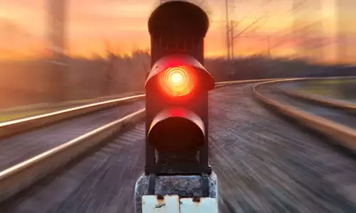 Fell from the train, Fell from the train while filming Uttaralikkav Pooram, breaking news malayalam