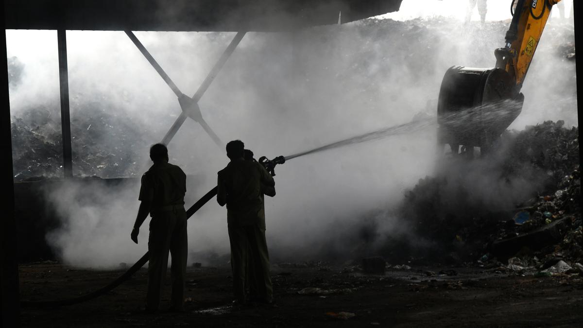 Brahmapuram waste treatment plant, Kochi, Fire, ബ്രഹ്മപുരം മാലിന്യ സംസ്കരണ പ്ലാന്‍റ്, ബ്രഹ്മപുരം, കൊച്ചി