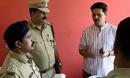 Police inspection at Asianet News,Asianet News Kozhikode, Complaint filed by PV Anwar MLA,Breaking News Malayalam, Latest News, Mediaoneonline