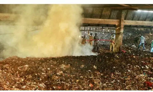 Njeliyanparambu, Kozhikode, fire, ഞെളിയൻ പറമ്പ്, കോഴിക്കോട്