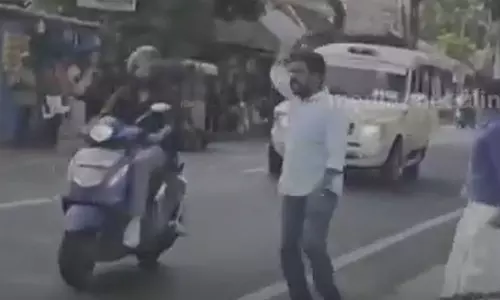 കരുതലെടുത്തിട്ടും കാര്യമില്ല; നെയ്യാറ്റിൻകരയിൽ മുഖ്യമന്ത്രിക്കെതിരെ കരിങ്കൊടി പ്രതിഷേധം