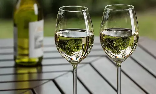 45 bottles of valuable wine stolen, Compensation to the couple and 4 years imprisonment, latest malayalam news, വിലപിടിപ്പുള്ള 45 കുപ്പി വൈൻ മോഷ്ടിച്ചു, ദമ്പതികൾക്ക് നഷ്ടപരിഹാരവും 4 വർഷം തടവുശിക്ഷയും, മലയാള വാർത്തകള്‍