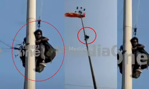 വർക്കലയിൽ പാരാ ഗ്ലൈഡിങ്ങിനിടെ അപകടം; രണ്ട് പേർ ഹൈമാസ്റ്റ് ലൈറ്റിൽ കുരുങ്ങി