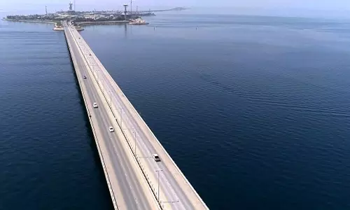 സൗദി-ബഹറൈന് കോസ് വേയില് തിരക്ക് വര്ധിച്ചു; എമിഗ്രേഷന് നടപടികള് മന്ദഗതിയില് സൗദി-ബഹറൈന് കോസ് വേയില് തിരക്ക് വര്ധിച്ചു; എമിഗ്രേഷന് നടപടികള് മന്ദഗതിയില്