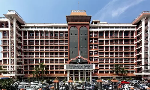 ബ്രഹ്മപുരം തീപിടിത്തം: മുഖ്യമന്ത്രി നാളെ ഉന്നതതല യോഗം വിളിച്ചുവെന്ന് സർക്കാർ ഹൈക്കോടതിയിൽ