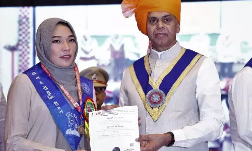 ഈ നിമിഷം അഫ്ഗാനിലെ പെൺകുട്ടികളെ ഞാൻ ഓർക്കുന്നു; അക്കാദമിക് മികവിന് ഇന്ത്യയിൽനിന്ന് സ്വർണമെഡൽ നേടിയ റസിയ മുറാദി