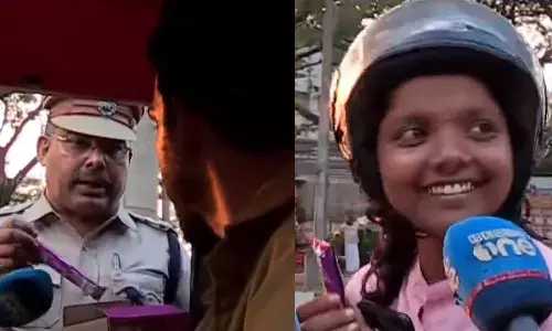 trafficpolicechocolatedistribution, trafficpolicechocolatedistributioninKochi, roadtrafficrulesawarenessprogram