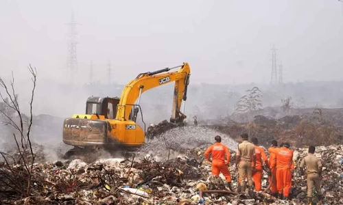Efforts to put out the fire in Brahmapuram continue Efforts to put out the fire in Brahmapuram continue