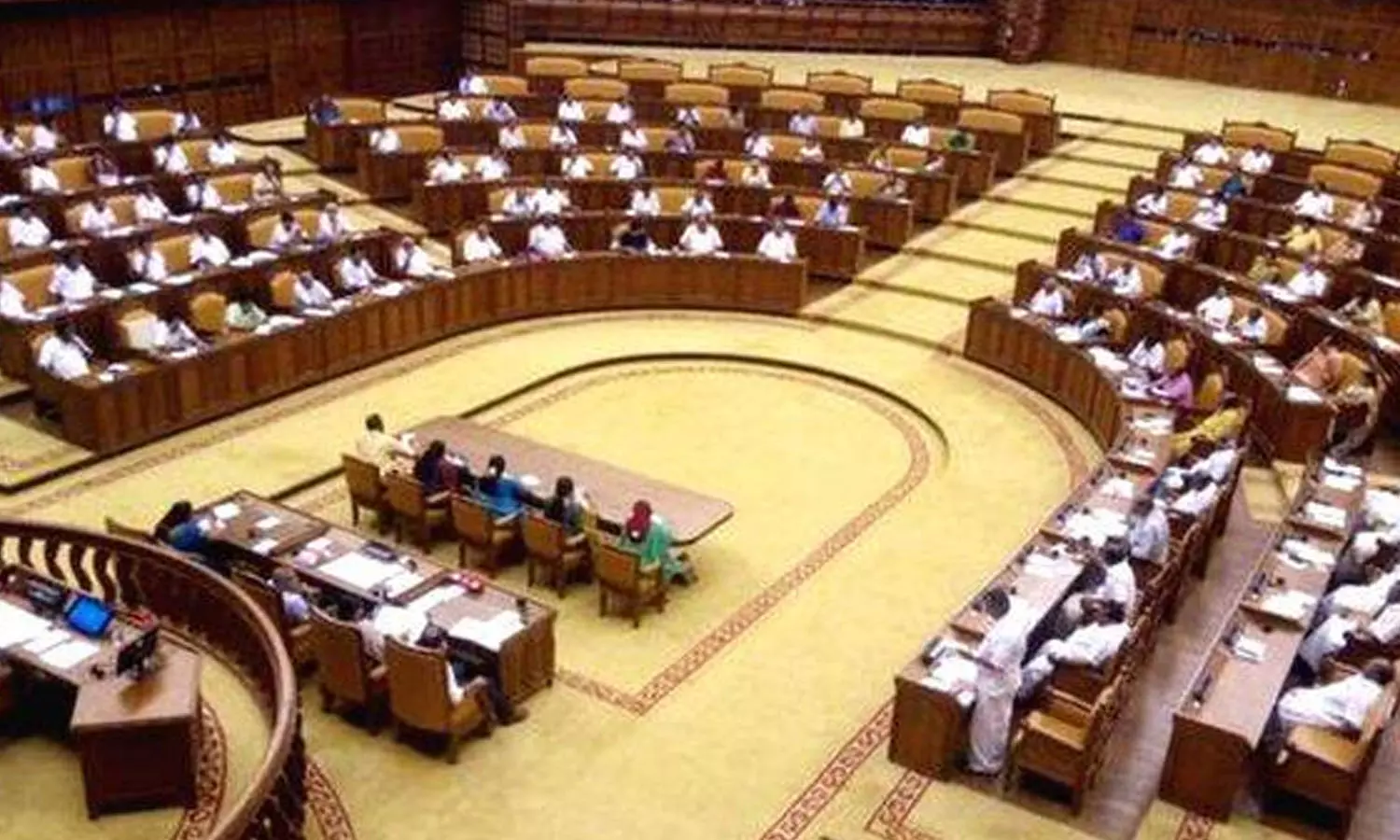 കൊച്ചിയെ കൊല്ലരുത്; പ്ലക്കാർഡുകളുമായി പ്രതിപക്ഷം സഭയിൽ കൊച്ചിയെ കൊല്ലരുത്; പ്ലക്കാർഡുകളുമായി പ്രതിപക്ഷം സഭയിൽ