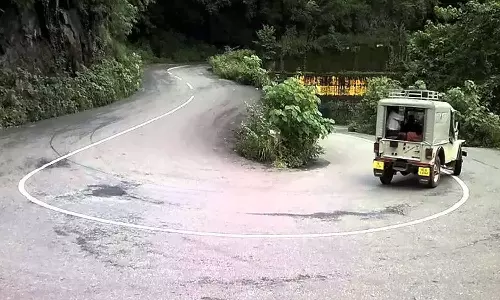 അട്ടപ്പാടിയിൽ ആദിവാസി യുവതി ജീപ്പിൽ പ്രസവിച്ചു അട്ടപ്പാടിയിൽ ആദിവാസി യുവതി ജീപ്പിൽ പ്രസവിച്ചു