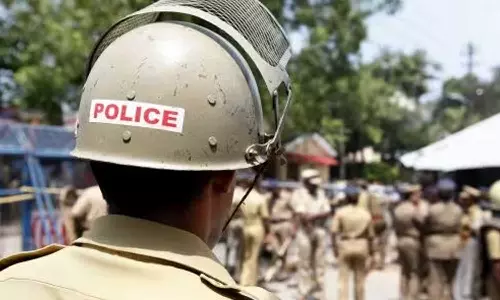 police beat up the young man,police beat up the young man in Kollam, Complaint police beat up the young man in Kollam ,കൊല്ലത്ത് മഫ്തിയിലെത്തിയ പൊലീസുകാർ യുവാവിനെ മർദിച്ചതായി പരാതി,കൊല്ലത്ത് പൊലീസുകാർ യുവാവിനെ മർദിച്ചതായി പരാതി,Breaking News Malayalam, Latest News, Mediaoneonline police beat up the young man,police beat up the young man in Kollam, Complaint police beat up the young man in Kollam ,കൊല്ലത്ത് മഫ്തിയിലെത്തിയ പൊലീസുകാർ യുവാവിനെ മർദിച്ചതായി പരാതി,കൊല്ലത്ത് പൊലീസുകാർ യുവാവിനെ മർദിച്ചതായി പരാതി,Breaking News Malayalam, Latest News, Mediaoneonline