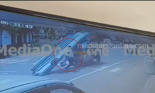 A iron roads fell from a running vehicle in Kannur, youth escape