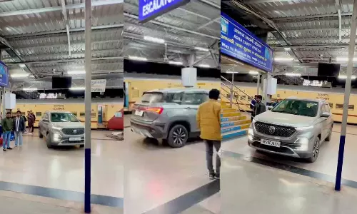 drivingMGHectoronrailwayplatform, drivingcaronrailwayplatform, AgraCantonmentrailwaystation