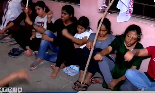 തിരുവനന്തപുരം ലോ കോളേജിൽ അധ്യാപകരെ ഉപരോധിച്ച് എസ്.എഫ്.ഐ