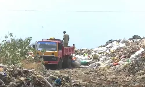 Garbage smuggling in Kochi in the name of Green Karma Sena: Lorry drivers hacked,latest news malayalam കൊച്ചിയിൽ ഹരിതകർമ്മസേനയുടെ പേരിൽ മാലിന്യം കടത്ത്: വെട്ടിലായി ലോറി ഡ്രൈവർമാർ