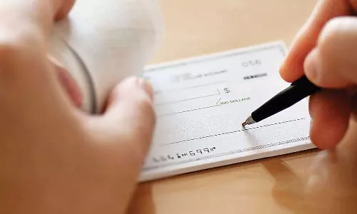 അസമിൽ  സംസ്ഥാന ചലച്ചിത്ര അവാർഡ് ജേതാക്കൾക്ക് നൽകിയ ചെക്കുകൾ മടങ്ങി