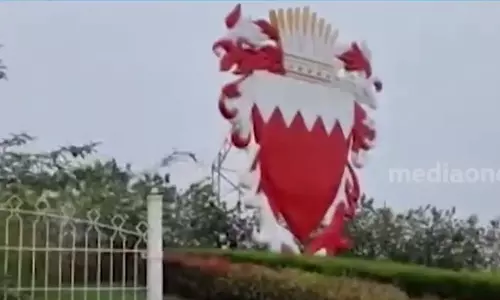 32 അടി ഉയരത്തിലുള്ള ദേശീയ ചിഹ്നം; മലയാളിക്ക് ആദരമർപ്പിച്ച് ബഹ്‌റൈൻ നഗരസഭ