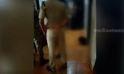 പൊലീസുകാരെ കടിച്ചു, സ്റ്റേഷനിലെ  വാഹനം തകർത്തു; കരിങ്കുന്നത്ത്  സ്വകാര്യ ബസ് ജീവനക്കാരൻ അറസ്റ്റില്‍