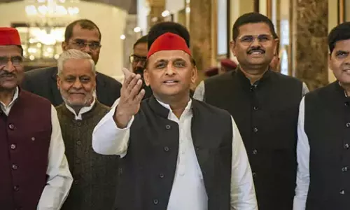 Akhilesh Yadav blames both congress and bjp