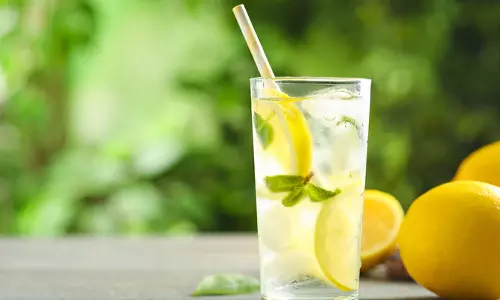 lemon water,How much lemon water good daily,Drinking lemon water every morning,summer and lemon water can be refreshing,ഒരു ദിവസം എത്രഗ്ലാസ് നാരങ്ങാവെള്ളം കുടിക്കാം?