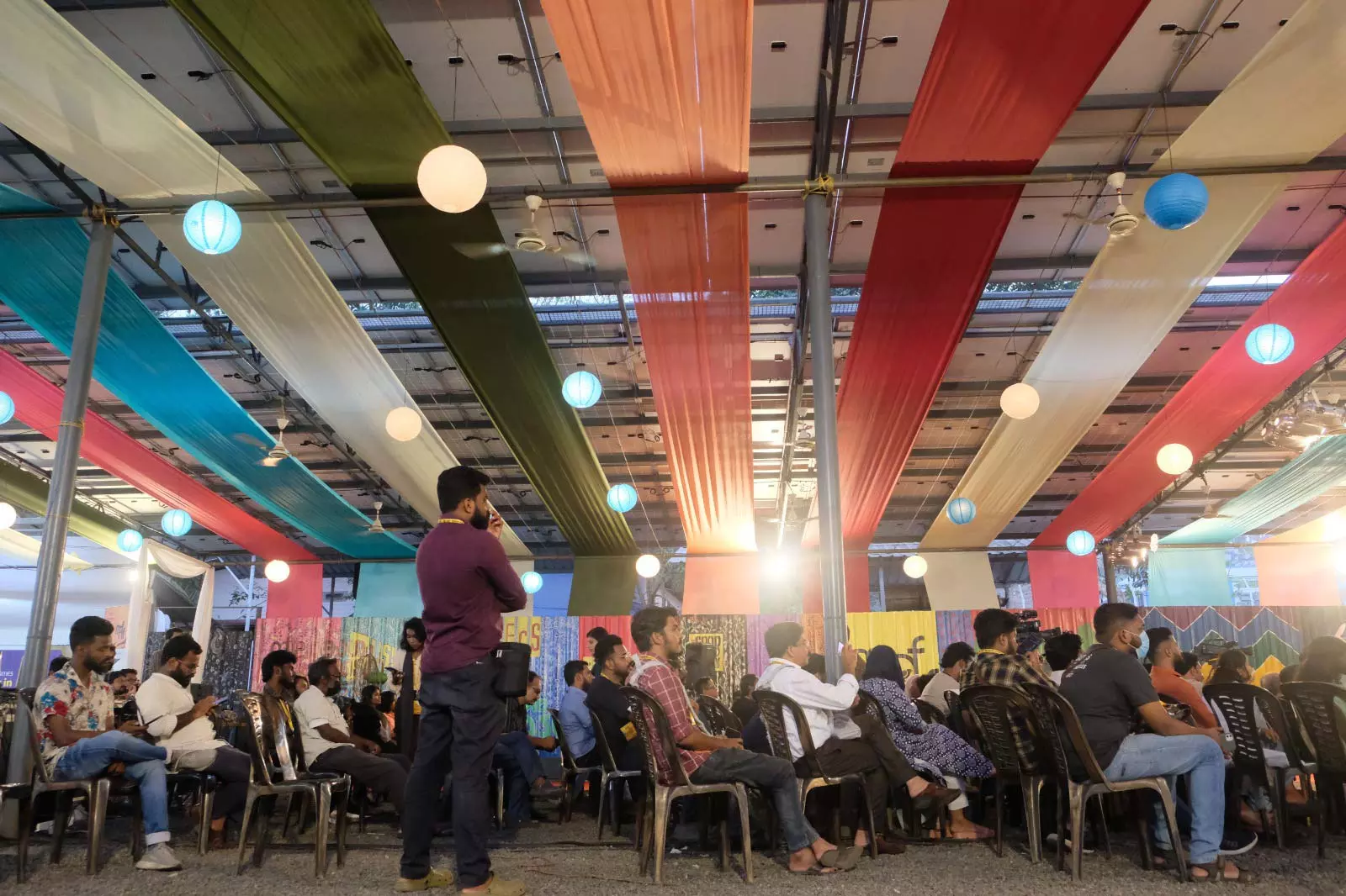 വര്‍ണ്ണക്കാഴ്ചകളുടെ മേളക്കൂടാരം