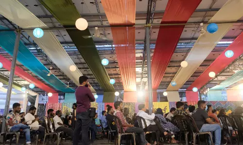 വര്ണ്ണക്കാഴ്ചകളുടെ മേളക്കൂടാരം വര്ണ്ണക്കാഴ്ചകളുടെ മേളക്കൂടാരം