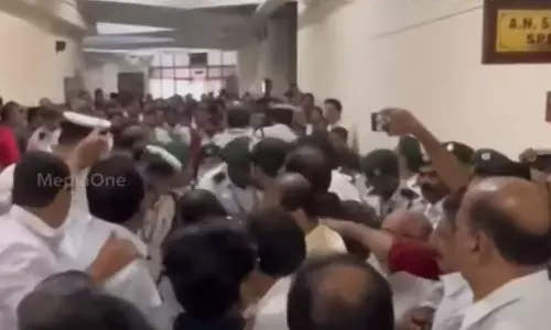 വാച്ച് ആൻഡ് വാർഡിന്റെ കൈക്ക് പൊട്ടലില്ല; പ്രതിപക്ഷ എം.എൽ.എമാർക്കെതിരായ കേസിൽ സർക്കാറിന് തിരിച്ചടി