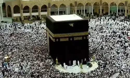 മക്ക- മദീന ഹറമുകളിൽ വിശ്വാസികളുടെ ഒഴുക്ക്; പള്ളിയുടെ മുകളിലെ നിലയും തുറന്നു