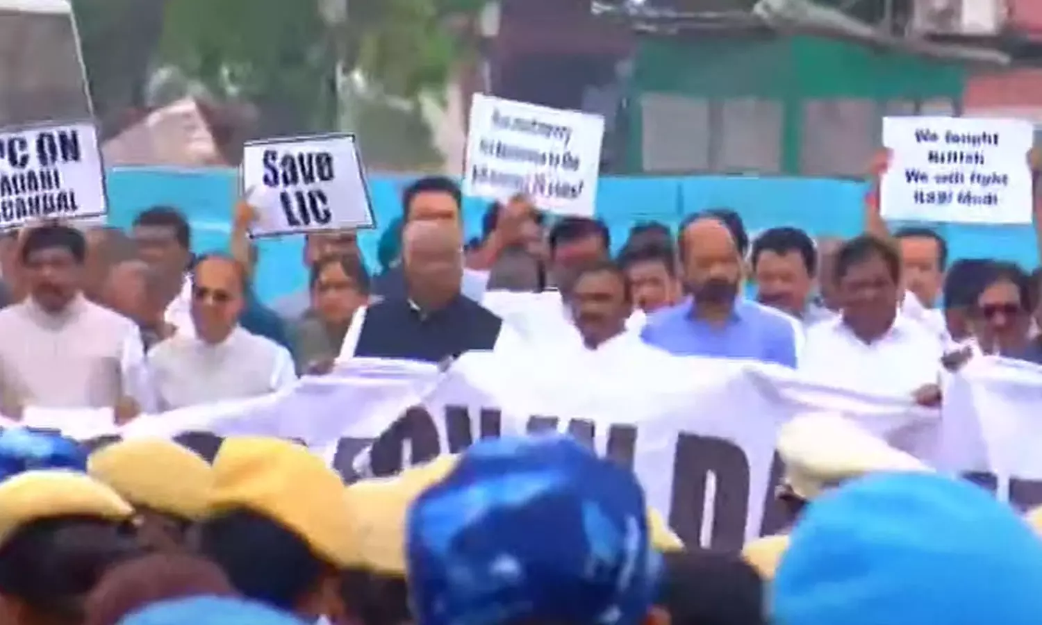 വിജയ് ചൗക്കിൽ പ്രതിപക്ഷ പ്രതിഷേധം; എം.പിമാരെ അറസ്റ്റ് ചെയ്ത് നീക്കുന്നു വിജയ് ചൗക്കിൽ പ്രതിപക്ഷ പ്രതിഷേധം; എം.പിമാരെ അറസ്റ്റ് ചെയ്ത് നീക്കുന്നു