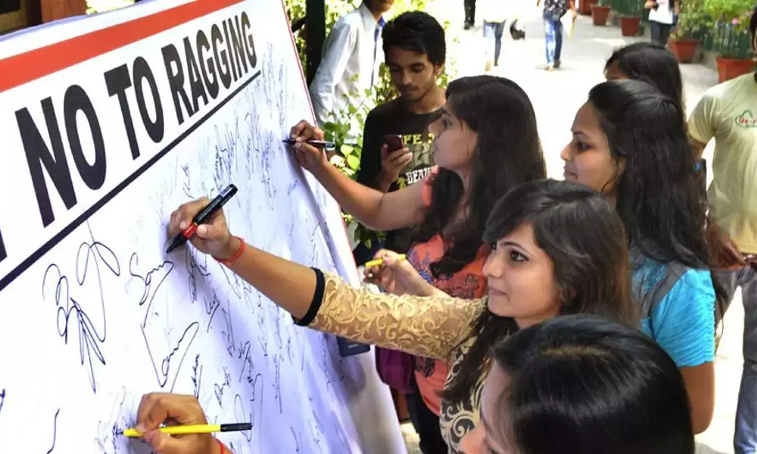 കോഴിക്കോട് ദേവഗിരി കോളജിൽ റാഗിങ്ങിന്റെ പേരിൽ മർദനം