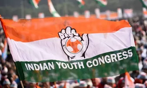 രാഹുൽ ഗാന്ധിയെ അയോഗ്യനാക്കിയ നടപടി; നാദാപുരത്ത് യൂത്ത് കോൺഗ്രസ് റോഡ് ഉപരോധിച്ചു