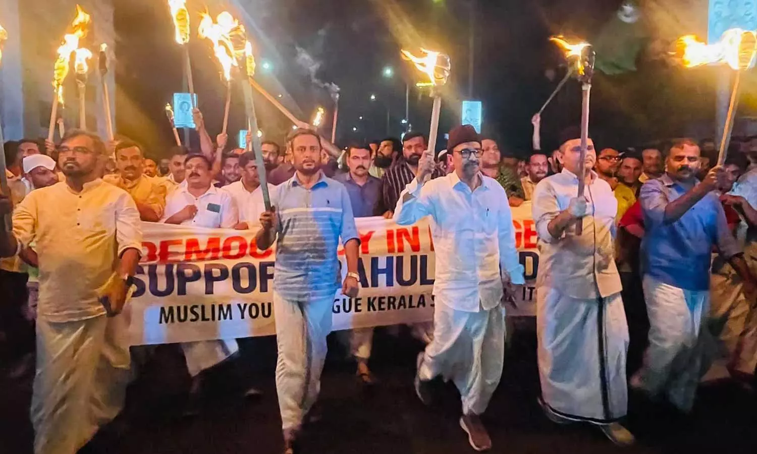 MuslimYouthLeaguesolidaritywithRahulGandhi, YouthLeaguetorchlightprotest, PanakkadSadiqaliShihabThangal, MunavwaraliShihabThangal