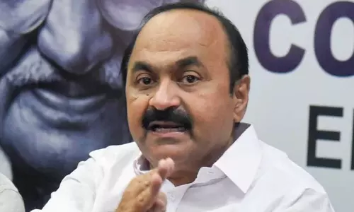 മോദിക്കും സംഘ്പരിവാറിനുമെതിരെ പ്രതിഷേധിക്കുമ്പോൾ കേരള പൊലീസിന് ഹാലിളകുന്നത് എന്തിന്?-വി.ഡി സതീശൻ മോദിക്കും സംഘ്പരിവാറിനുമെതിരെ പ്രതിഷേധിക്കുമ്പോൾ കേരള പൊലീസിന് ഹാലിളകുന്നത് എന്തിന്?-വി.ഡി സതീശൻ