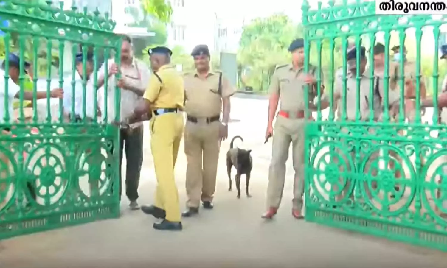 മൂന്ന് വർഷം അടച്ചുപൂട്ടിയ സെക്രട്ടറിയേറ്റിലെ സമരഗേറ്റ് തുറന്ന് സർക്കാർ മൂന്ന് വർഷം അടച്ചുപൂട്ടിയ സെക്രട്ടറിയേറ്റിലെ സമരഗേറ്റ് തുറന്ന് സർക്കാർ