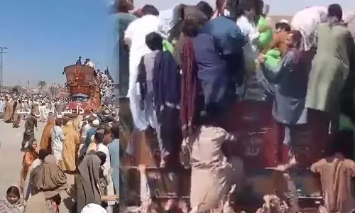 ഗോതമ്പ് മാവ് വാങ്ങാൻ ട്രക്കിനു മുകളിൽ വലിഞ്ഞുകയറി ജനങ്ങള്, തിക്കും തിരക്കും; പാകിസ്താനിലെ ഭക്ഷ്യക്ഷാമത്തിന്റെ രൂക്ഷത വെളിപ്പെടുത്തി വീഡിയോ ഗോതമ്പ് മാവ് വാങ്ങാൻ ട്രക്കിനു മുകളിൽ വലിഞ്ഞുകയറി ജനങ്ങള്, തിക്കും തിരക്കും; പാകിസ്താനിലെ ഭക്ഷ്യക്ഷാമത്തിന്റെ രൂക്ഷത വെളിപ്പെടുത്തി വീഡിയോ