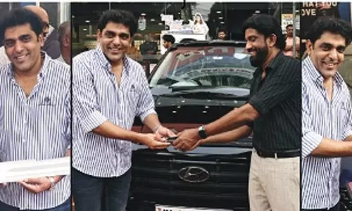 സഹപ്രവർത്തകർക്ക് കാർ സമ്മാനമായി നൽകി മൈജി ചെയർമാൻ