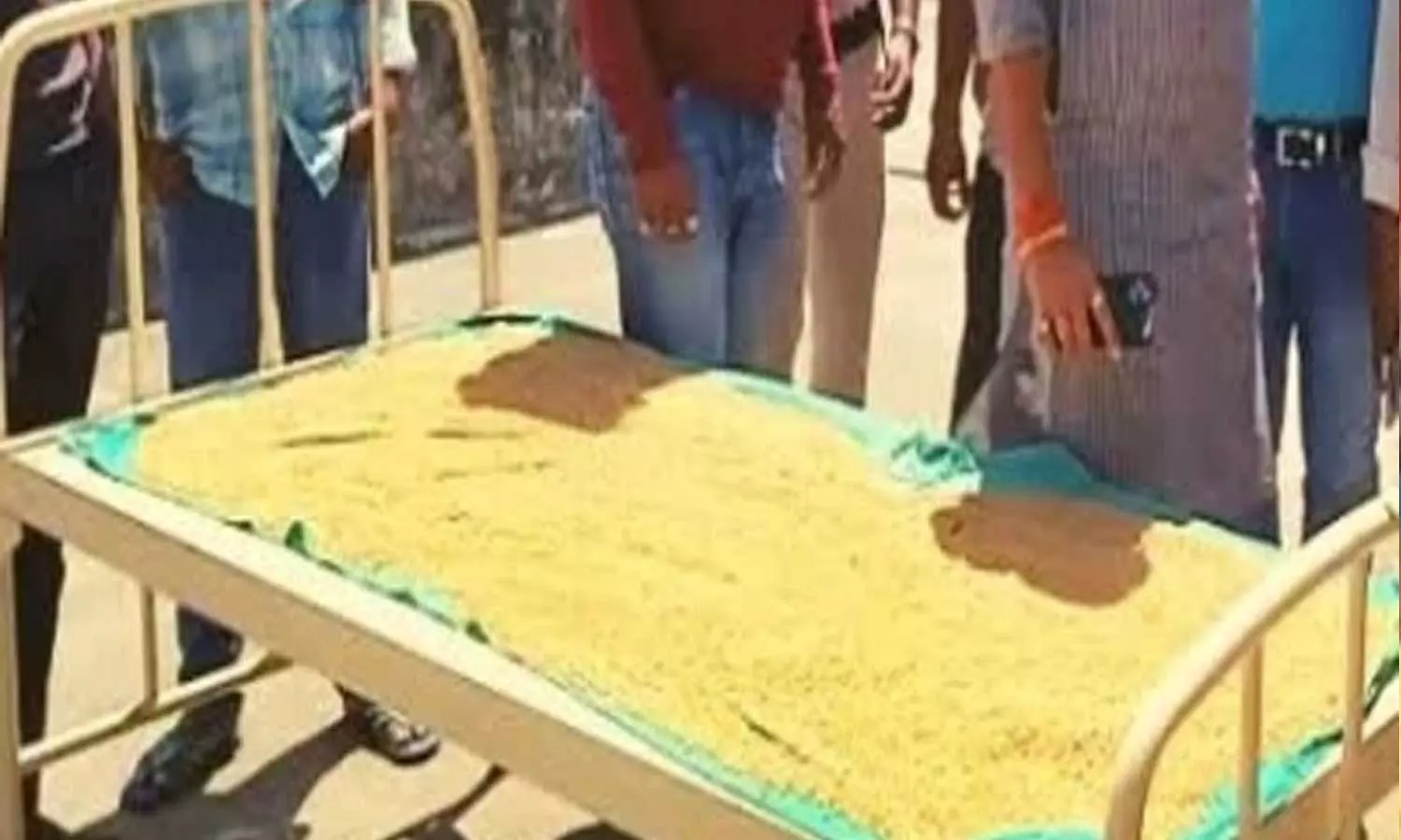 CHC staff drying wheat on hospital beds,Bihar JD U MLA finds CHC staff drying wheat on hospital beds,latest malayalam news,സർക്കാർ ആശുപത്രിയിലെ ബെഡിൽ ഗോതമ്പ് ഉണക്കാനിട്ടിരിക്കുന്നു CHC staff drying wheat on hospital beds,Bihar JD U MLA finds CHC staff drying wheat on hospital beds,latest malayalam news,സർക്കാർ ആശുപത്രിയിലെ ബെഡിൽ ഗോതമ്പ് ഉണക്കാനിട്ടിരിക്കുന്നു
