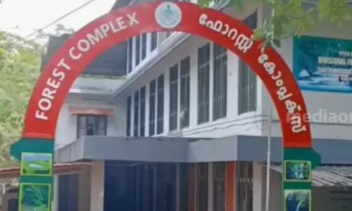 Wildlife Harassment: Villagers protest against Forest Department officials,latest newsവന്യജീവി ശല്യം: വനംവകുപ്പ് ഉദ്യോഗസ്ഥരെ തടഞ്ഞ് നാട്ടകാരുടെ പ്രതിഷേധം Wildlife Harassment: Villagers protest against Forest Department officials,latest newsവന്യജീവി ശല്യം: വനംവകുപ്പ് ഉദ്യോഗസ്ഥരെ തടഞ്ഞ് നാട്ടകാരുടെ പ്രതിഷേധം