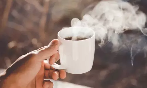 Drinking hot beverage,Drinking hot beverages can lead to esophageal cancer,health news