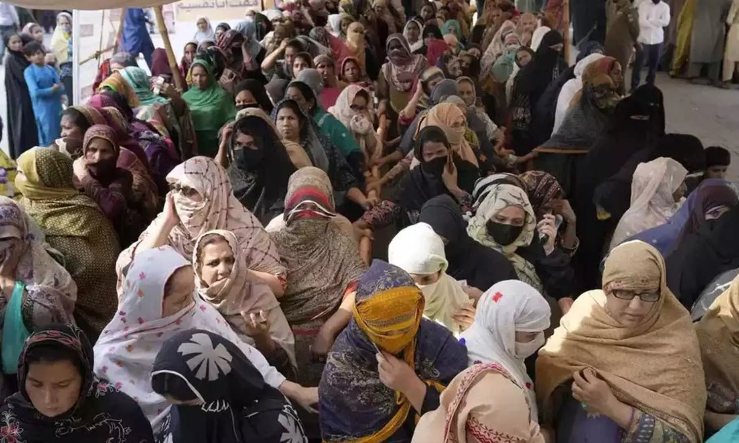 stampededuringfreeRamadanfooddistributioninPakistan, stampededuringfreefooddistributioninKarachi, Pakistaneconomiccrisis stampededuringfreeRamadanfooddistributioninPakistan, stampededuringfreefooddistributioninKarachi, Pakistaneconomiccrisis