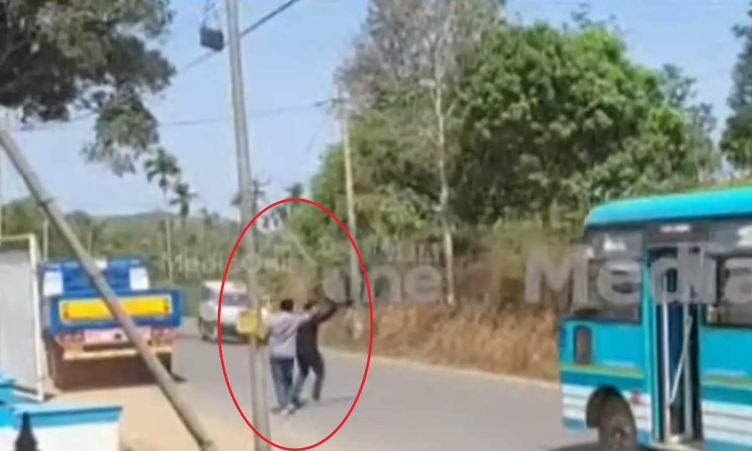 Black flag waved at Kerala CM  in Wayanad, Kerala CM,വയനാട്ടിൽ മുഖ്യമന്ത്രിക്ക് നേരെ കരിങ്കൊടി വീശി,breaking news malayalam