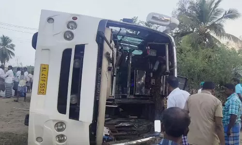 വേളാങ്കണ്ണി തീർഥാടക സംഘം സഞ്ചരിച്ച ബസ് മറിഞ്ഞ്  രണ്ടുപേര്‍ മരിച്ചു