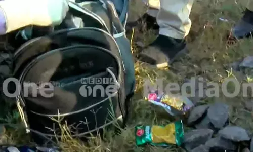 ഓടുന്ന ട്രെയിനിൽ തീയിട്ട അക്രമി രക്ഷപ്പെട്ടത് ബൈക്കില്‍; ഇയാളുടേതെന്ന് കരുതുന്ന ബാഗ് കണ്ടെത്തി