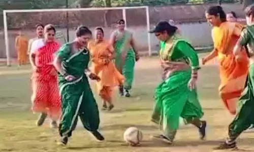 women in sarees playing football during match in Gwalior goes viral , viral  Video,Video of women in sarees playing football during match in Gwalior goes viral  Video,ഗോൾ ഇൻ സാരി: മൈതാനത്ത് സാരിയുടുത്ത് ഫുട്‌ബോൾ കളിച്ച് വനിതകൾ; കൈയടിച്ച്   സോഷ്യൽമീഡിയ,